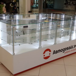 Витрина с подсветкой для магазина девайсов для авто