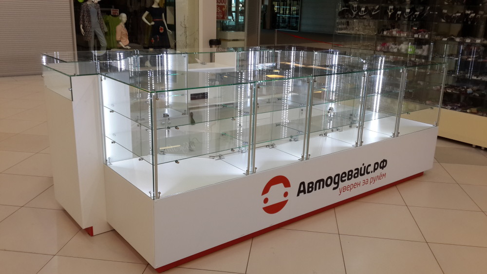 Витрина с подсветкой для магазина девайсов для авто