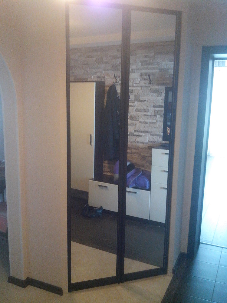 Двери-купе зеркальные для встраиваемого шкафа