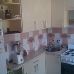 Угловая кухня светлая со столешницей 38 мм