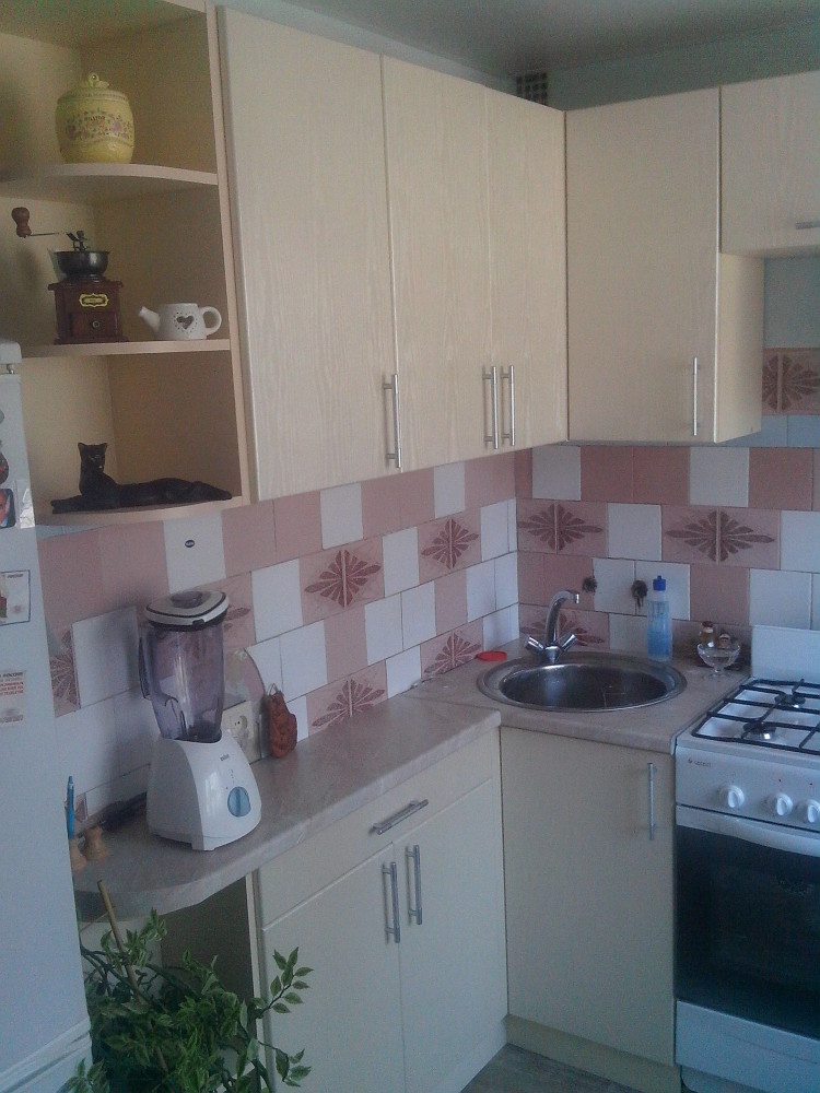 Угловая кухня светлая со столешницей 38 мм